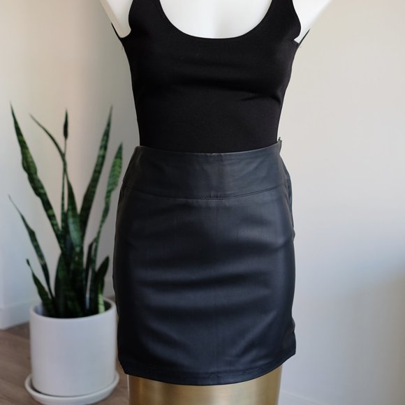 Faux Leather mini skirt - Picture 1 of 9